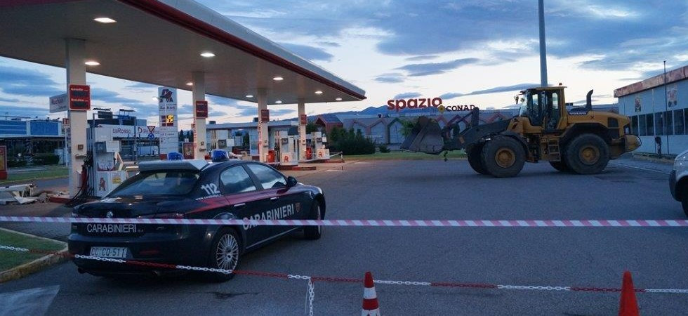 Assalto al distributore di benzina con l’escavatore: sradicate le colonnine per il pagamento